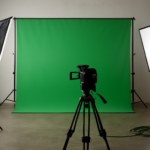 Set studio dengan layar kain hijau dan dua lampu softbox untuk produksi film